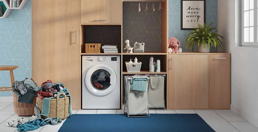 Come scegliere lavatrice Indesit in un ambiente lavanderia moderno con mobili in legno e cesto vestiti