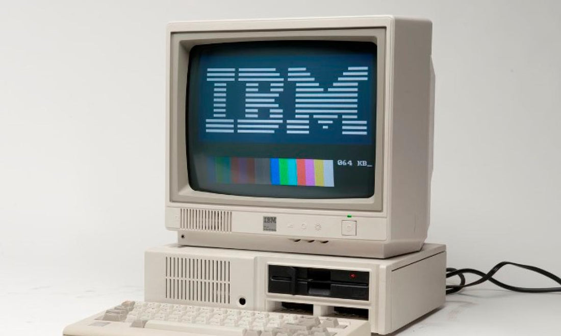 Computer IBM Vintage con Monitor e Tastiera in Stile Retro degli Anni '80