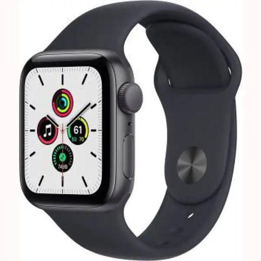 Apple Watch con cinturino nero e quadrante bianco che mostra app di attività e musica