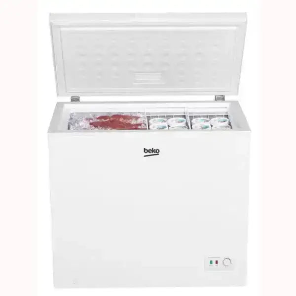 Beko congelatore a pozzetto bianco con sportello aperto e ripiani interni visibili