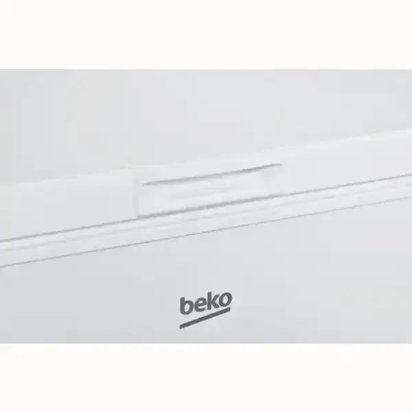 Dettaglio del logo Beko su congelatore bianco con design moderno e pulito Beko congelatore