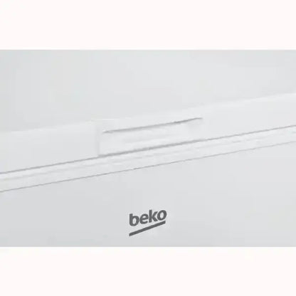 Dettaglio del logo Beko su congelatore bianco con design moderno e pulito Beko congelatore
