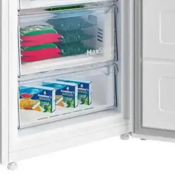 Interno di BEKO congelatore verticale con cassetti trasparenti e prodotti surgelati organizzati