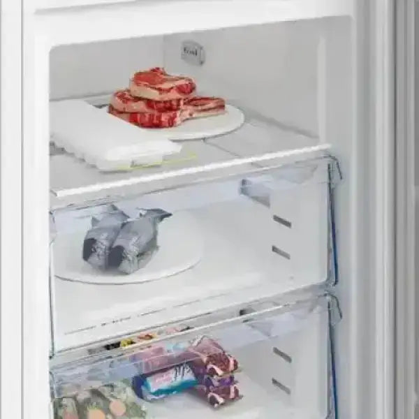 Interno di BEKO congelatore verticale con ripiani trasparenti e vari alimenti congelati