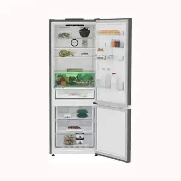 Beko frigo combinato con porte aperte e ripiani trasparenti pieni di alimenti freschi