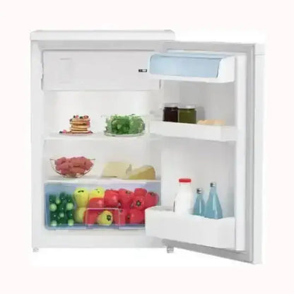 Frigorifero Beko bianco a una porta con verdure, latticini e bevande all'interno