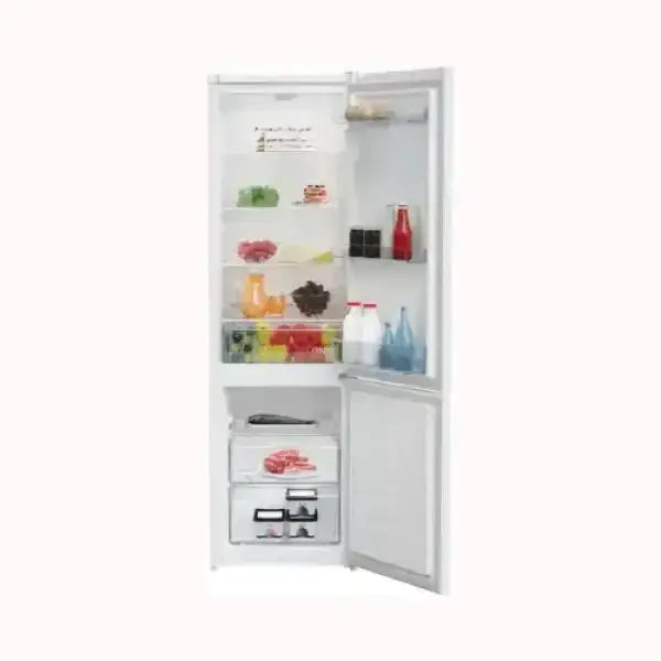 Frigorifero Beko bianco con porte aperte che mostrano ripiani e comparti interni ben organizzati