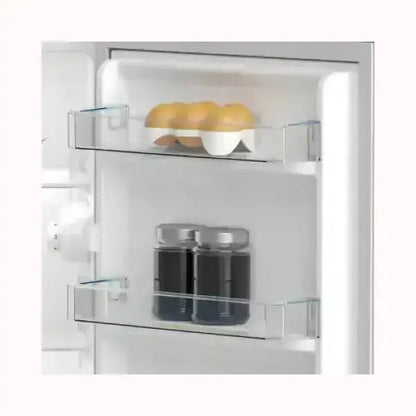 Interno del Beko mini frigo con ripiani porta uova e bottiglie in plastica trasparente
