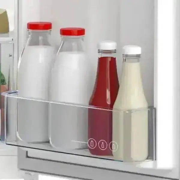 Beko mini frigo bianco con ripiano porta bottiglie contenente latte e succhi