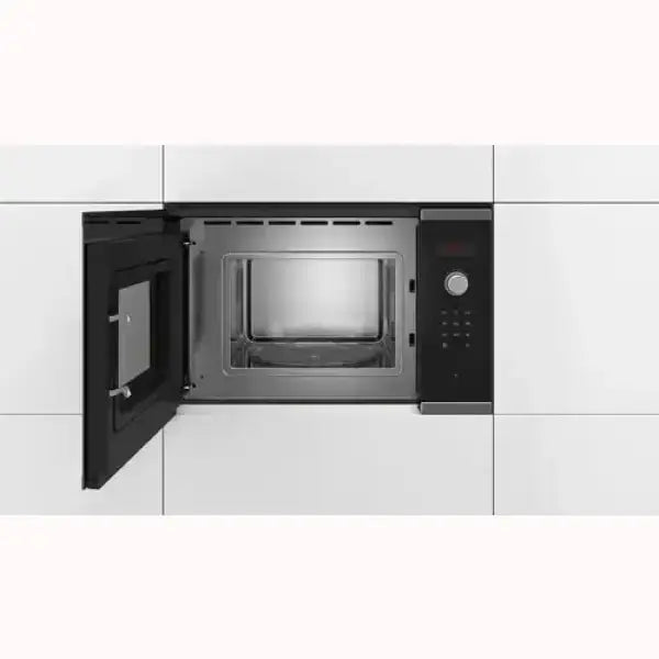 Forno microonde Bosch incassato con porta aperta e pannello di controllo digitale nero