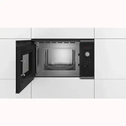 Forno microonde Bosch incassato con porta aperta e pannello di controllo digitale nero