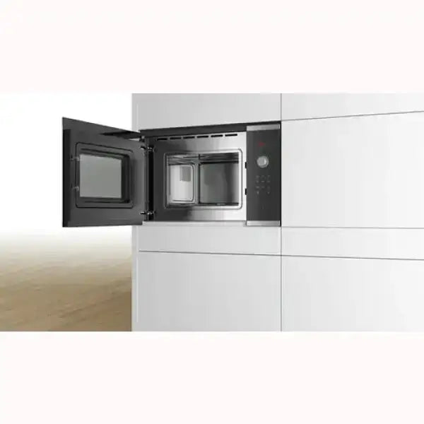 Forno microonde Bosch da incasso con porta aperta e pannello di controllo digitale moderno