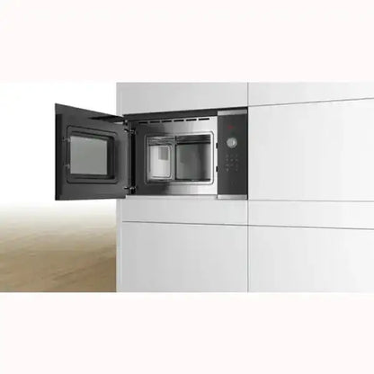 Forno microonde Bosch da incasso con porta aperta e pannello di controllo digitale moderno