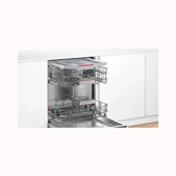 Lavastoviglie da incasso BOSCH con ceste in acciaio inox aperta in cucina moderna