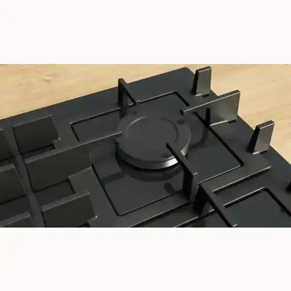 Piano cottura Bosch nero con fornello a gas e griglie robuste per cucina moderna