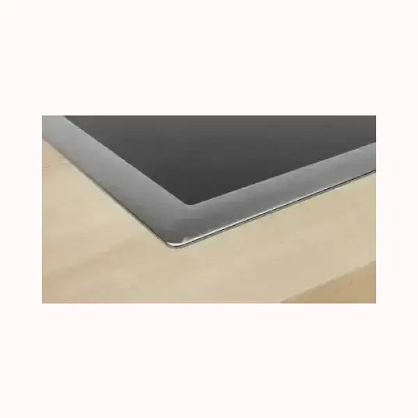 Piano cottura BOSCH in vetro nero con bordo in acciaio inox elegante montato su top in legno