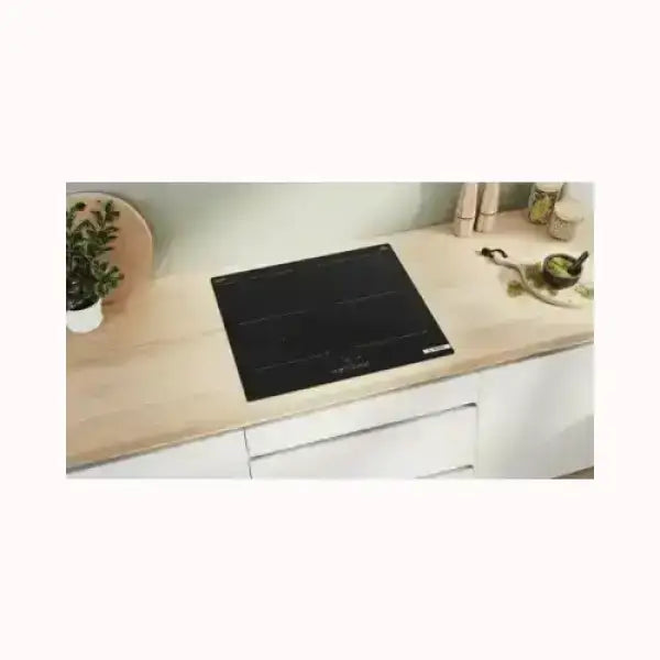 Piano cottura BOSCH nero a induzione integrato in cucina moderna con piano in legno chiaro