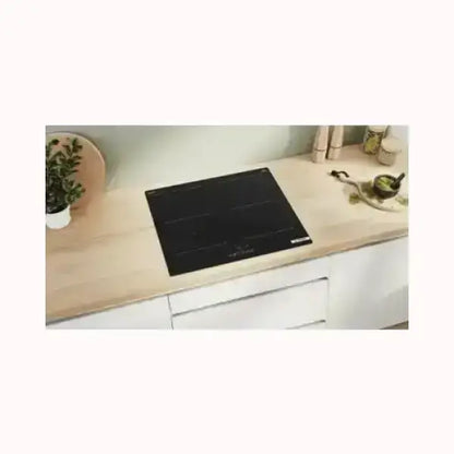 Piano cottura BOSCH nero a induzione integrato in cucina moderna con piano in legno chiaro
