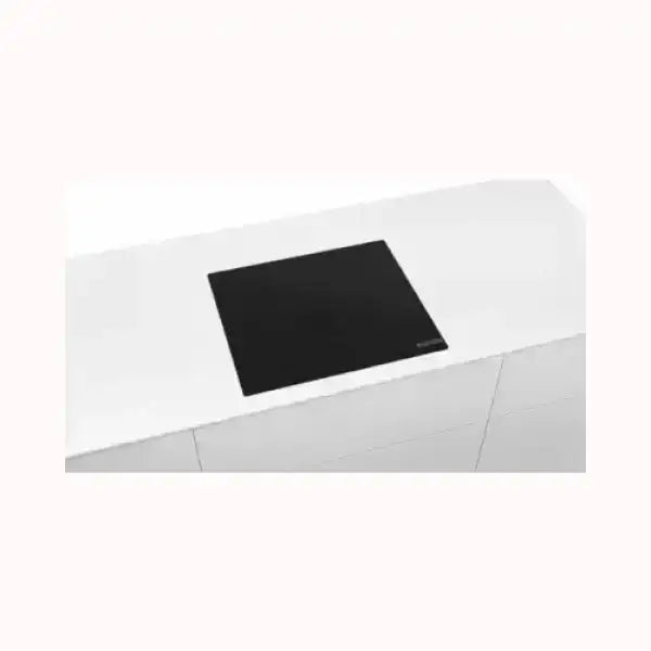 Piano cottura BOSCH nero a induzione incassato in un piano cucina bianco moderno