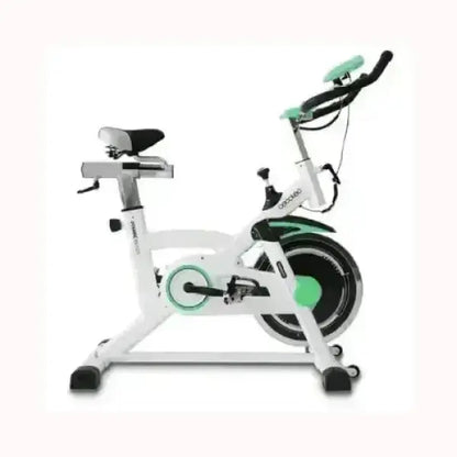 Cecotec Spin Bike cyclette da casa bianca con dettagli verdi sella e manubrio regolabili e volano silenzioso