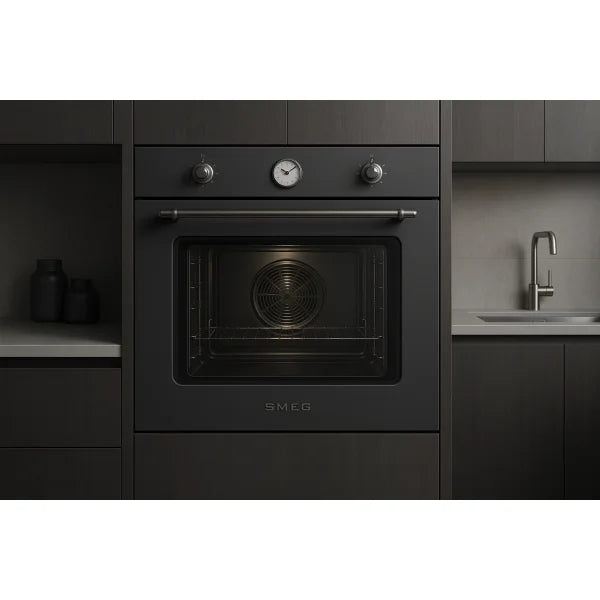 creare un'immagine rettangolare con sfondo cucina inserire immagine SMEG Forno Incasso Ventilato Cortina 70LT 60CM Antracite SF67C1AO senza scritte   