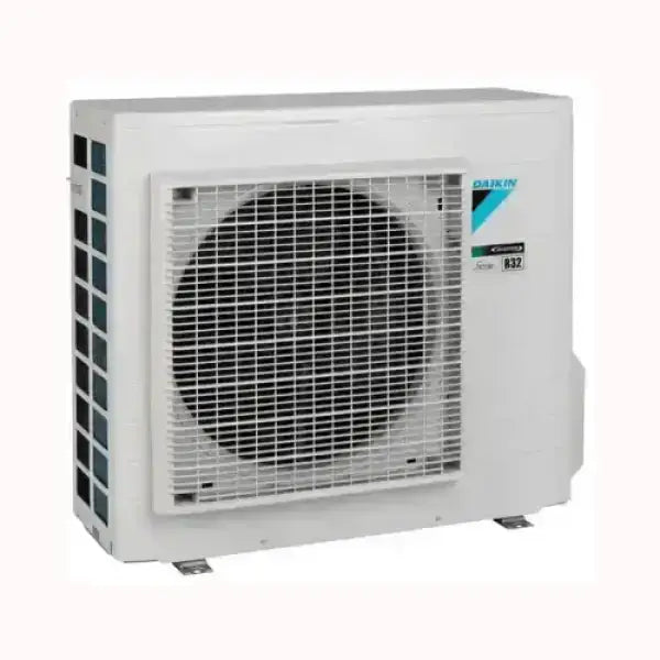 Unità esterna condizionatore DAIKIN bianca con ventilatore e griglia di protezione
