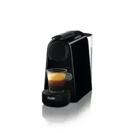 Macchina da caffè DeLonghi compatta nera con tazza di caffè espresso e schiuma
