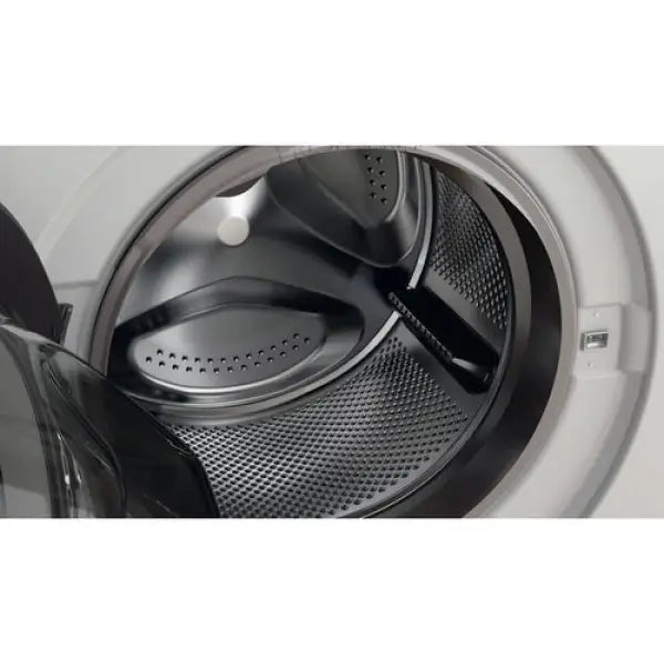 Interno del cestello di una lavatrice Whirlpool con sportello aperto e design in acciaio inox