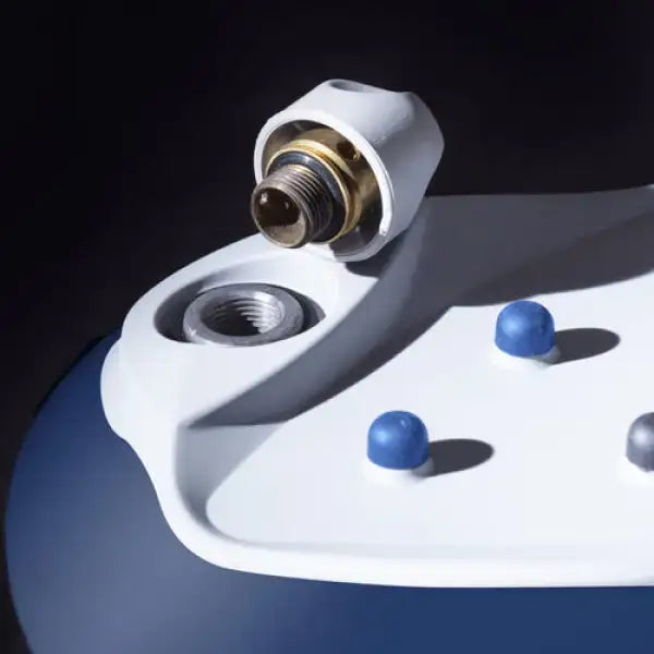 Dettaglio della piastra e connessione del Ferro da Stiro Innoliving di colore bianco e blu
