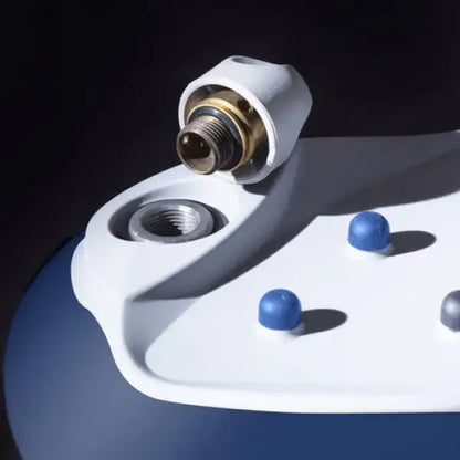 Dettaglio della piastra e connessione del Ferro da Stiro Innoliving di colore bianco e blu
