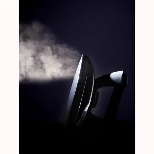 Ferro da Stiro Innoliving che emette vapore per una stiratura efficace e veloce
