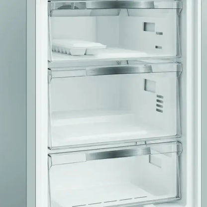 Interno del congelatore del frigo combinato Hotpoint con scomparti trasparenti per alimenti