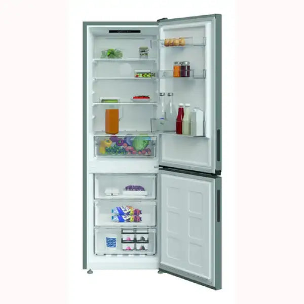 Frigo combinato Indesit con porta aperta che mostra ripiani e scomparti per conservare alimenti freschi e surgelati