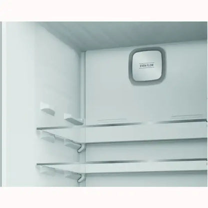 Interno di un frigo combinato Hotpoint con ripiani regolabili e sistema di flusso d'aria Even Flow