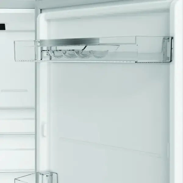 Interno di frigo combinato Hotpoint con ripiani trasparenti e porta uova integrato