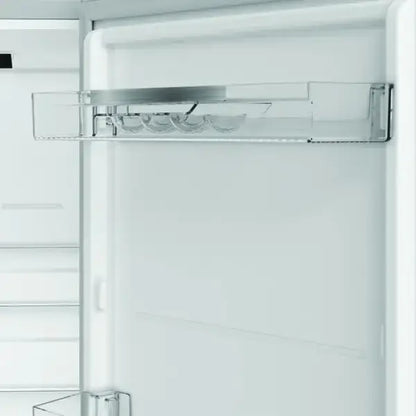 Interno di frigo combinato Hotpoint con ripiani trasparenti e porta uova integrato