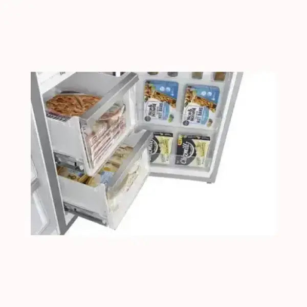 Interno del frigorifero HISENSE con cassetti aperti pieni di alimenti congelati e confezioni