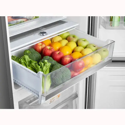Cassetto frutta e verdura del frigorifero HISENSE con mele, arance, broccoli e insalata freschi