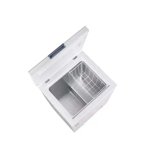 Congelatore Hisense con coperchio aperto e interno spazioso per conservare alimenti congelati