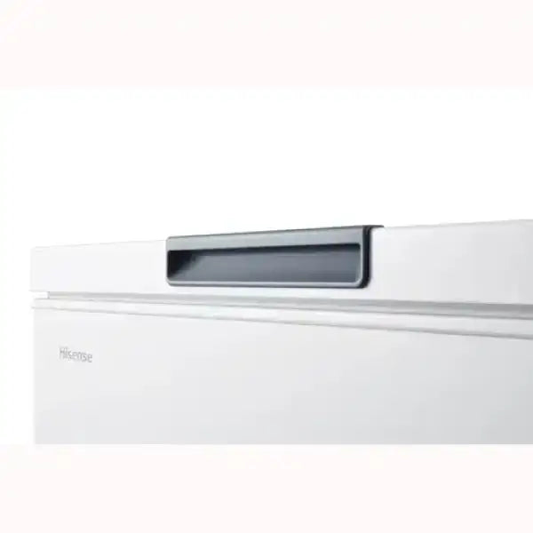 Dettaglio maniglia Hisense congelatore a pozzetto bianco con design semplice e moderno