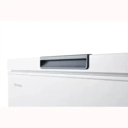 Dettaglio maniglia Hisense congelatore a pozzetto bianco con design semplice e moderno