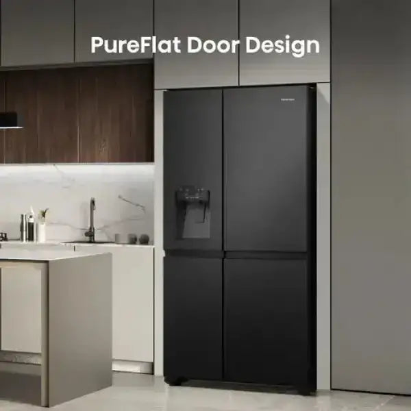 Hisense frigo side by side nero con design PureFlat Door e dispenser acqua in cucina moderna