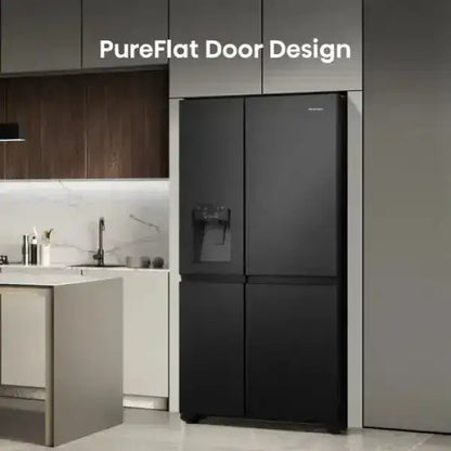 Hisense frigo side by side nero con design PureFlat Door e dispenser acqua in cucina moderna