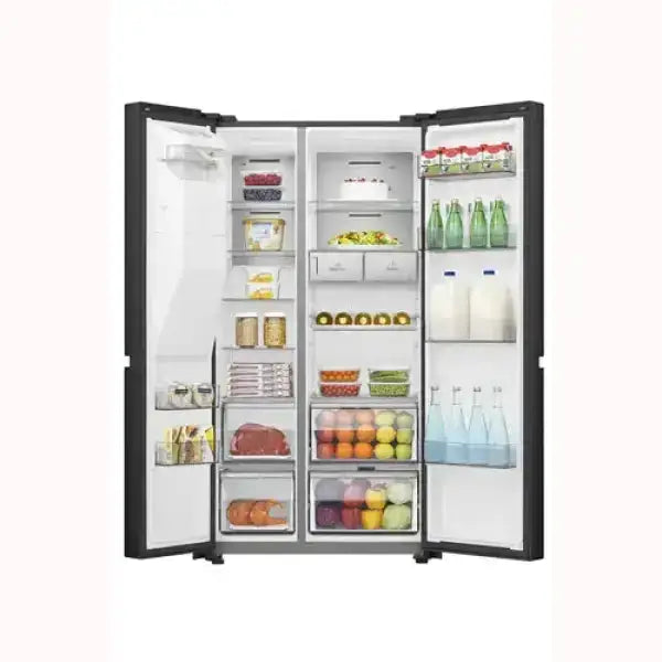 Hisense frigo side by side con porte aperte e interno organizzato con cibo fresco e bevande