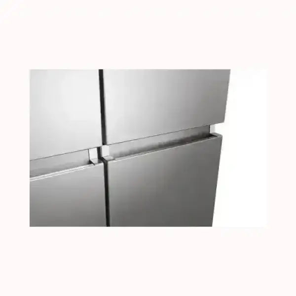 Dettaglio maniglia frigorifero HISENSE in acciaio inox moderno e minimalista