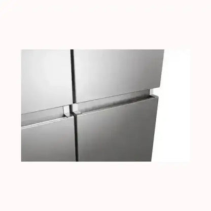Dettaglio maniglia frigorifero HISENSE in acciaio inox moderno e minimalista