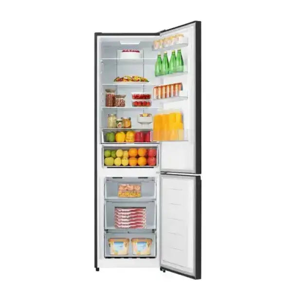 Frigorifero HISENSE a due porte con congelatore inferiore aperto e interno organizzato con cibo e bevande