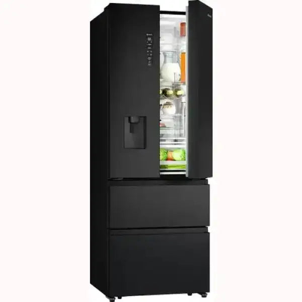Frigorifero HISENSE nero con porte aperte che mostra contenuto interno e dispenser acqua
