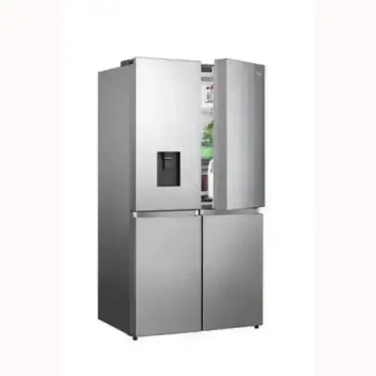 Frigorifero HISENSE a quattro porte in acciaio inox con dispenser d'acqua e porta parzialmente aperta