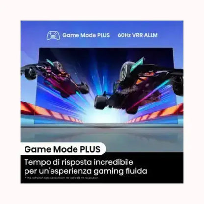 HISENSE TV con modalita Game Mode PLUS mostra gara automobilistica in 3D e testo su risposta veloce per gaming